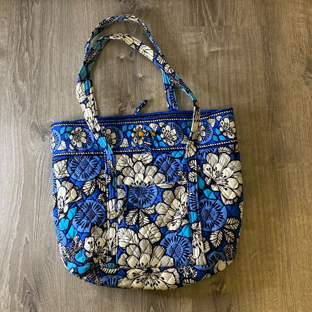 Blue patterned Vera Bradley tote bag
